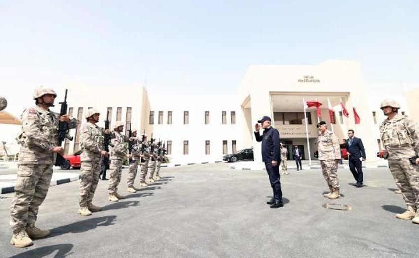 Bakan Akar, Katar'da görevli Mehmetçik ile bir araya geldi