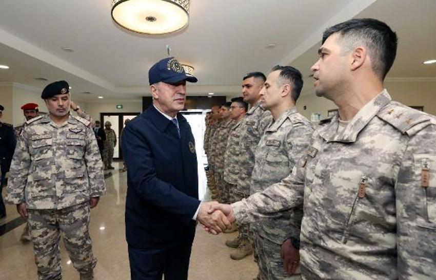 Bakan Akar, Katar'da görevli Mehmetçik ile bir araya geldi