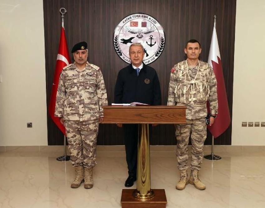 Bakan Akar, Katar'da görevli Mehmetçik ile bir araya geldi