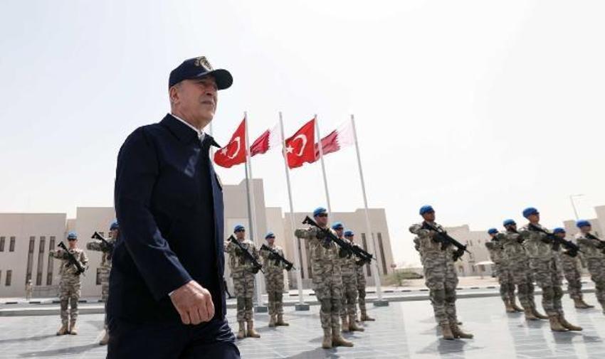 Bakan Akar, Katar'da görevli Mehmetçik ile bir araya geldi