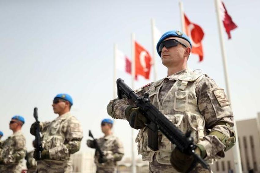 Bakan Akar, Katar'da görevli Mehmetçik ile bir araya geldi