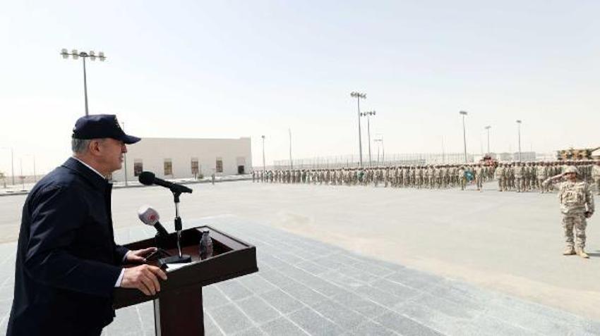 Bakan Akar, Katar'da görevli Mehmetçik ile bir araya geldi
