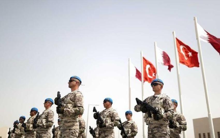 Bakan Akar, Katar'da görevli Mehmetçik ile bir araya geldi