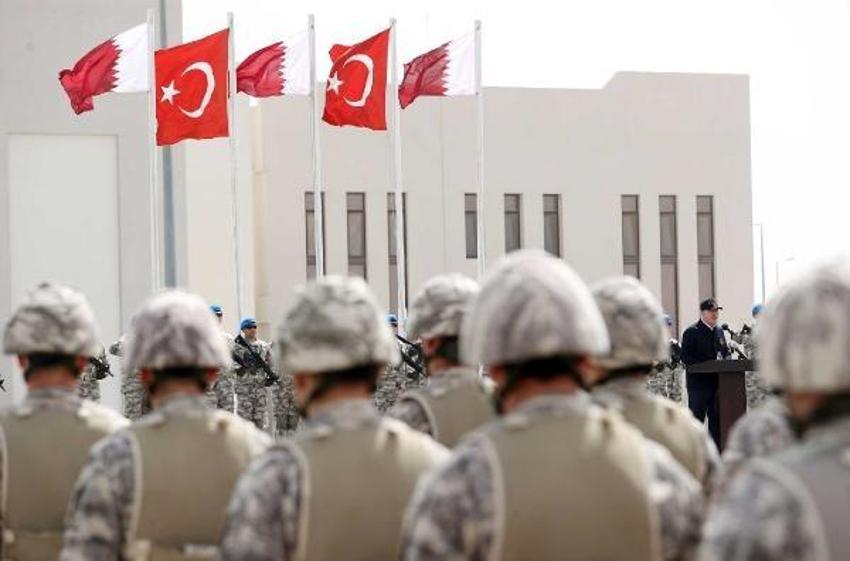 Bakan Akar, Katar'da görevli Mehmetçik ile bir araya geldi