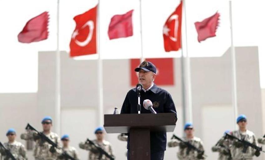 Bakan Akar, Katar'da görevli Mehmetçik ile bir araya geldi