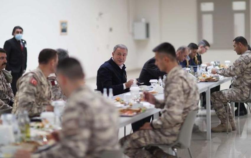Bakan Akar, Katar'da görevli Mehmetçik ile bir araya geldi