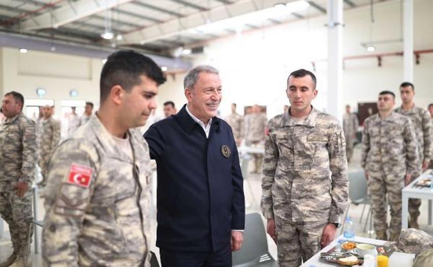 Bakan Akar, Katar'da görevli Mehmetçik ile bir araya geldi