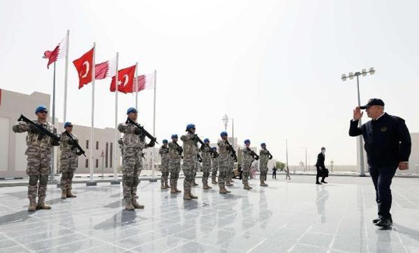 Bakan Akar, Katar'da görevli Mehmetçik ile bir araya geldi