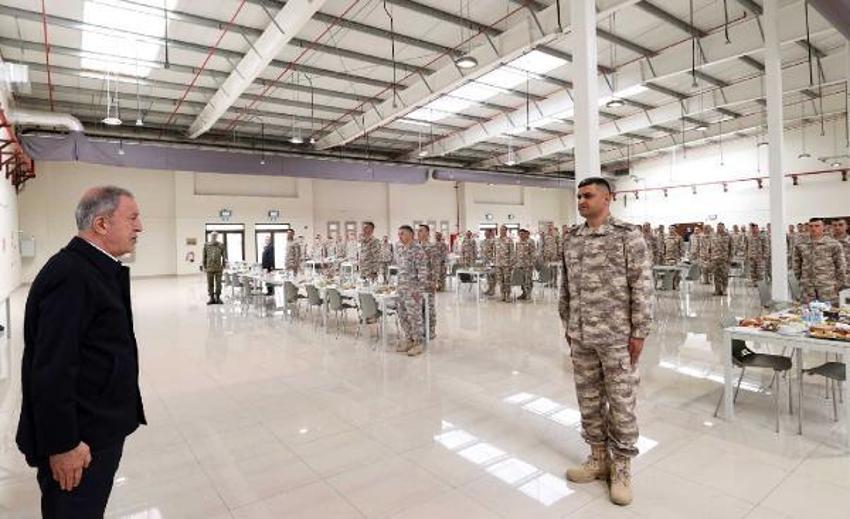 Bakan Akar, Katar'da görevli Mehmetçik ile bir araya geldi