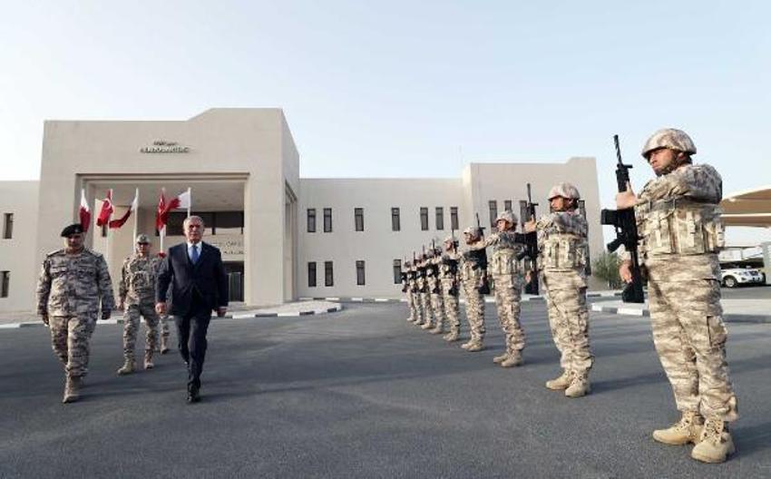 Bakan Akar, Katar'da görevli Mehmetçik ile bir araya geldi