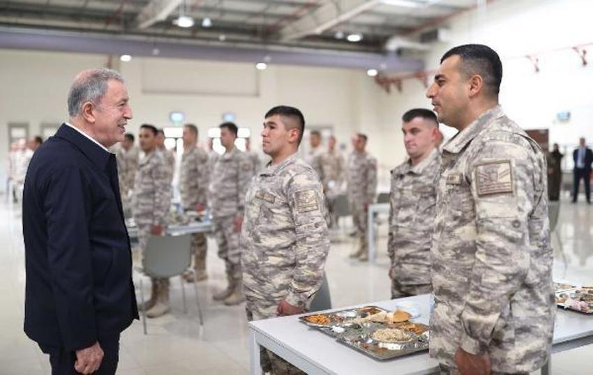Bakan Akar, Katar'da görevli Mehmetçik ile bir araya geldi