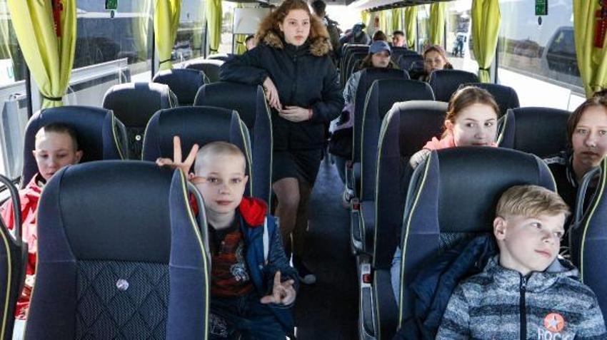 Ukrayna'dan tahliye edilen yetim çocuklar Antalya'ya geldi