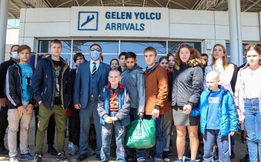 Ukrayna'dan tahliye edilen yetim çocuklar Antalya'ya geldi