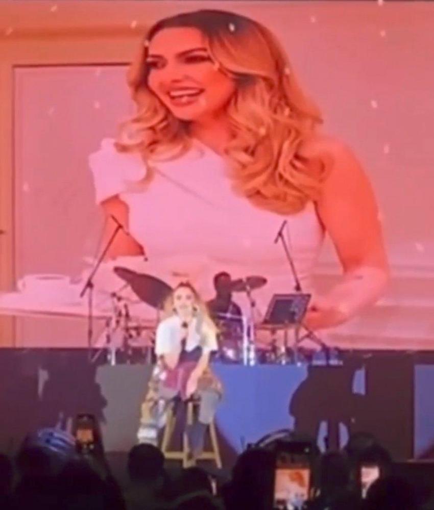 Şarkıcı Hadise nişandan fotoğraflarını konserinde paylaştı!
