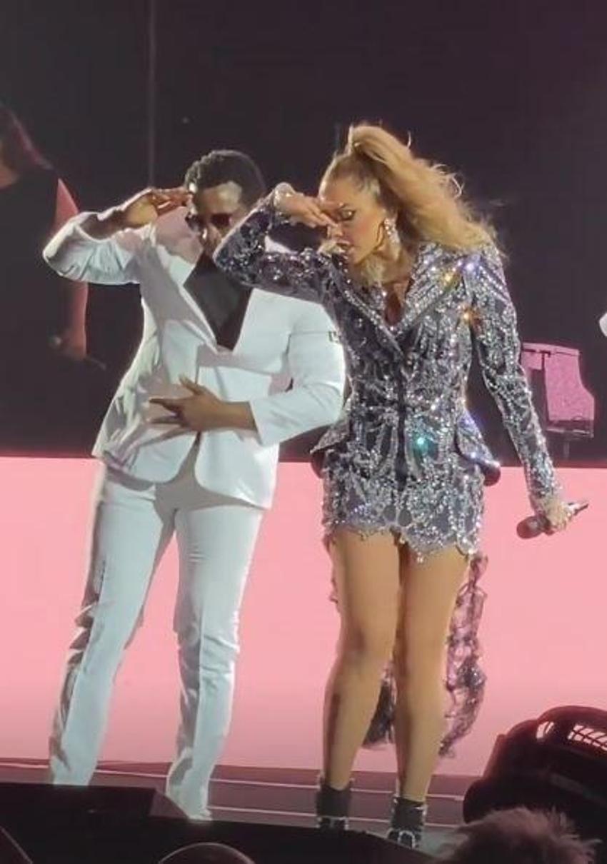 Şarkıcı Hadise nişandan fotoğraflarını konserinde paylaştı!