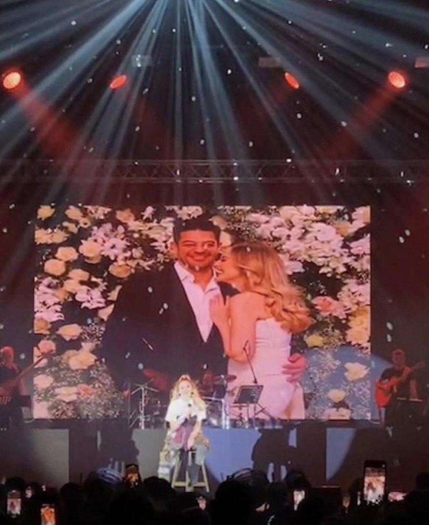 Şarkıcı Hadise nişandan fotoğraflarını konserinde paylaştı!