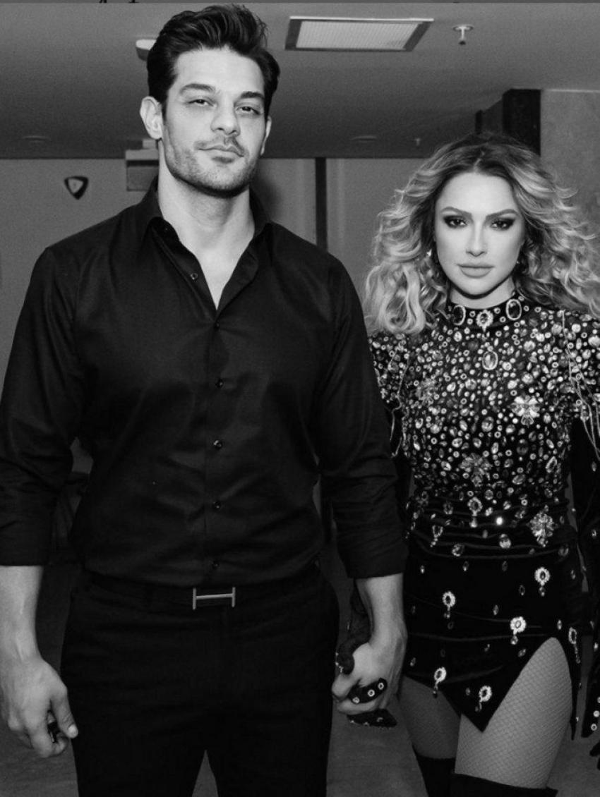 Şarkıcı Hadise nişandan fotoğraflarını konserinde paylaştı!