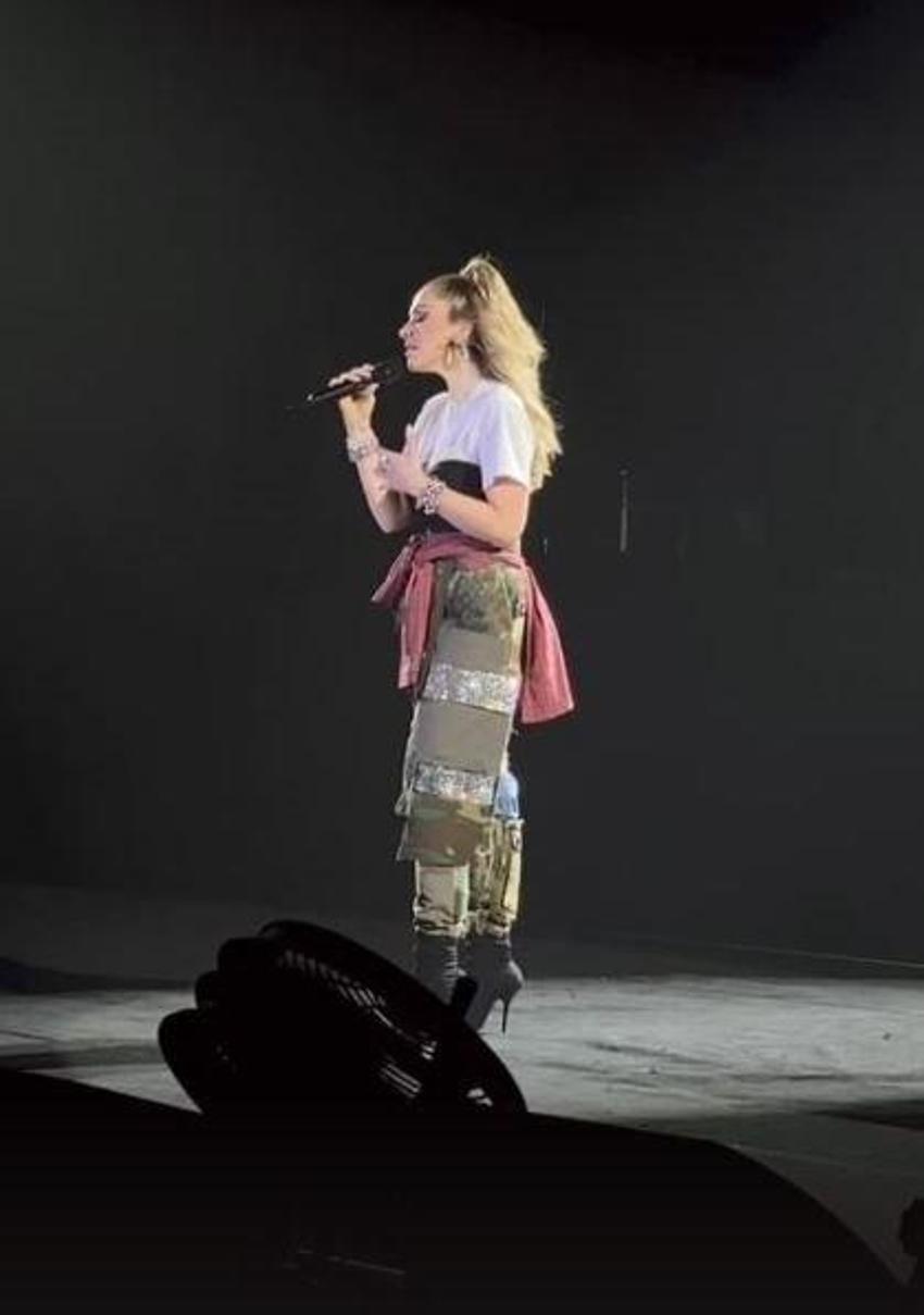 Şarkıcı Hadise nişandan fotoğraflarını konserinde paylaştı!