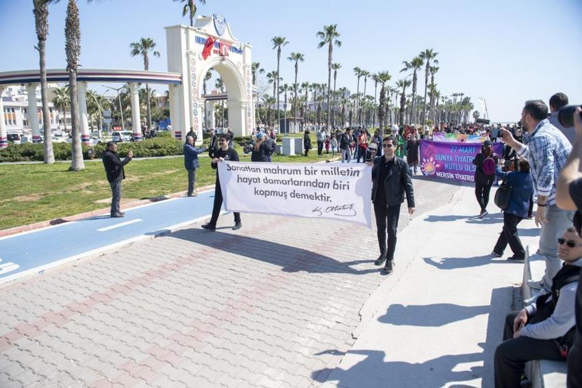 Mersin'de 'Dünya Tiyatro Günü' kutlandı