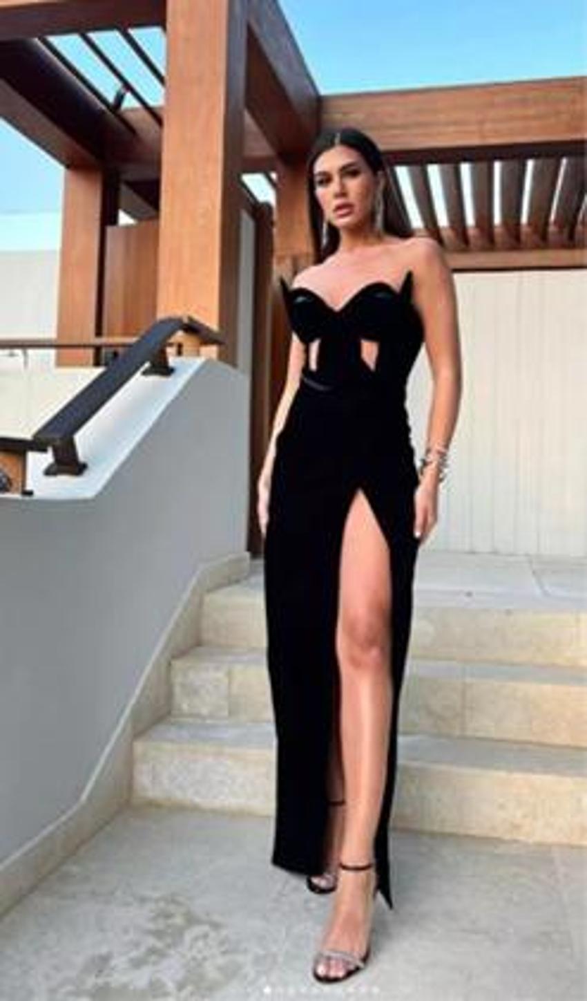 Sibil Çetinkaya, Dila Tarkan'ın düğününe yırtmacıyla damga vurdu!