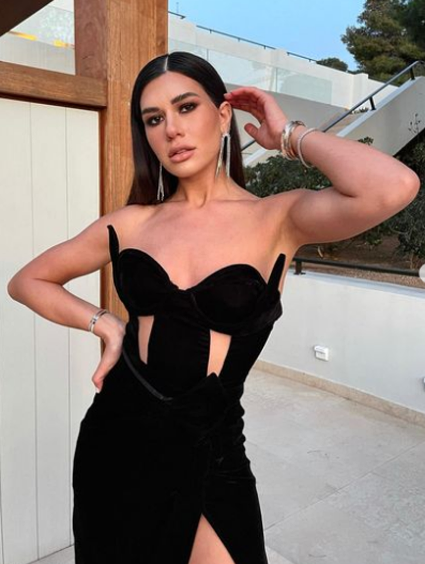 Sibil Çetinkaya, Dila Tarkan'ın düğününe yırtmacıyla damga vurdu!
