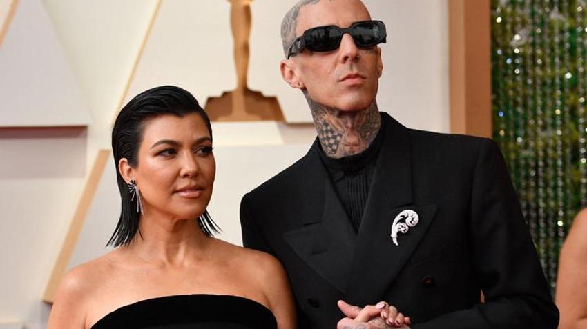 Kourtney Kardashian ve Travis Barker kırmızı halıya damga vuran isimlerdendi! Romantik anlar...