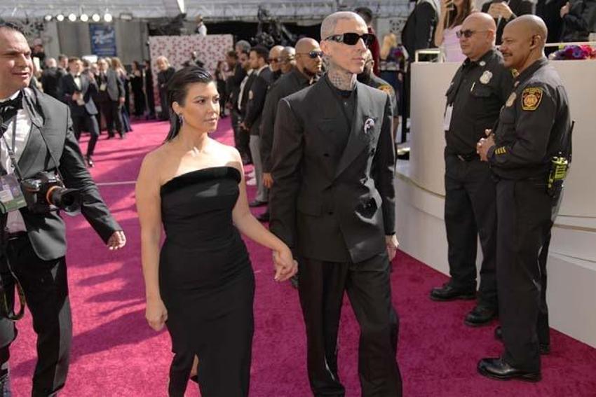 Kourtney Kardashian ve Travis Barker kırmızı halıya damga vuran isimlerdendi! Romantik anlar...