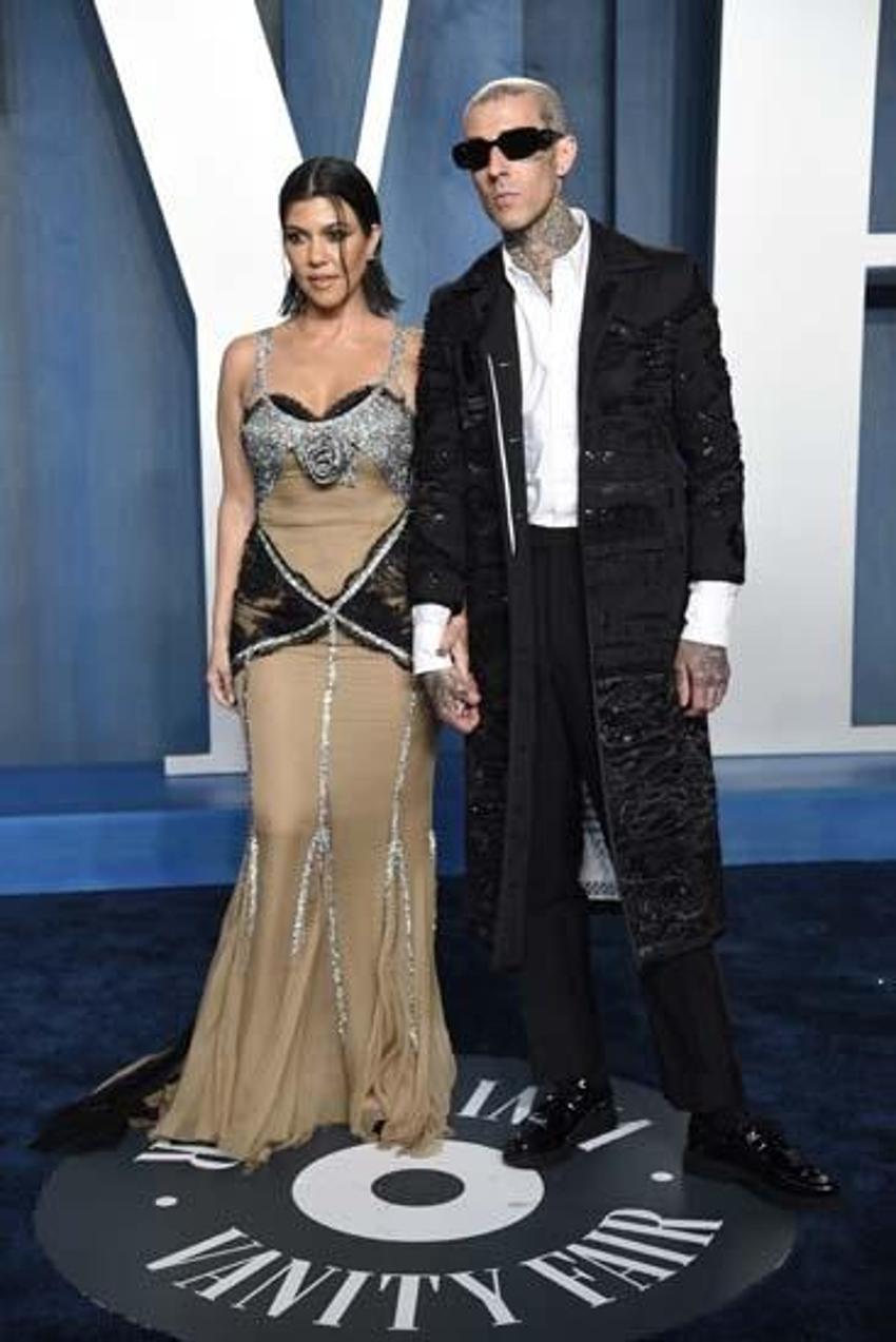 Kourtney Kardashian ve Travis Barker kırmızı halıya damga vuran isimlerdendi! Romantik anlar...