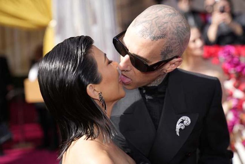 Kourtney Kardashian ve Travis Barker kırmızı halıya damga vuran isimlerdendi! Romantik anlar...