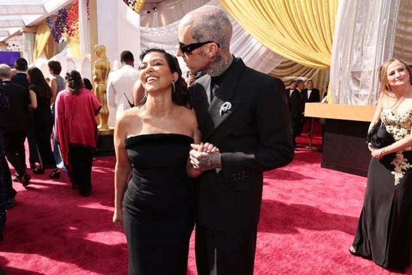 Kourtney Kardashian ve Travis Barker kırmızı halıya damga vuran isimlerdendi! Romantik anlar...