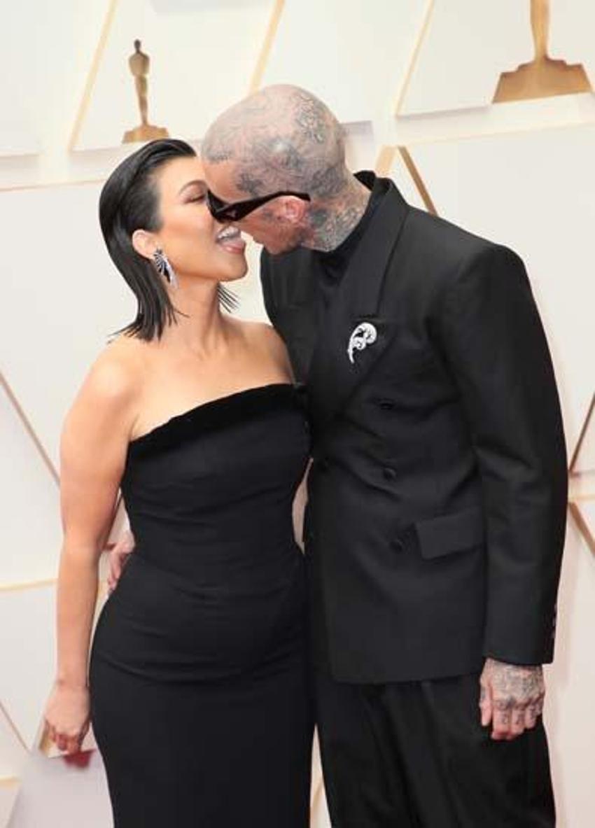 Kourtney Kardashian ve Travis Barker kırmızı halıya damga vuran isimlerdendi! Romantik anlar...