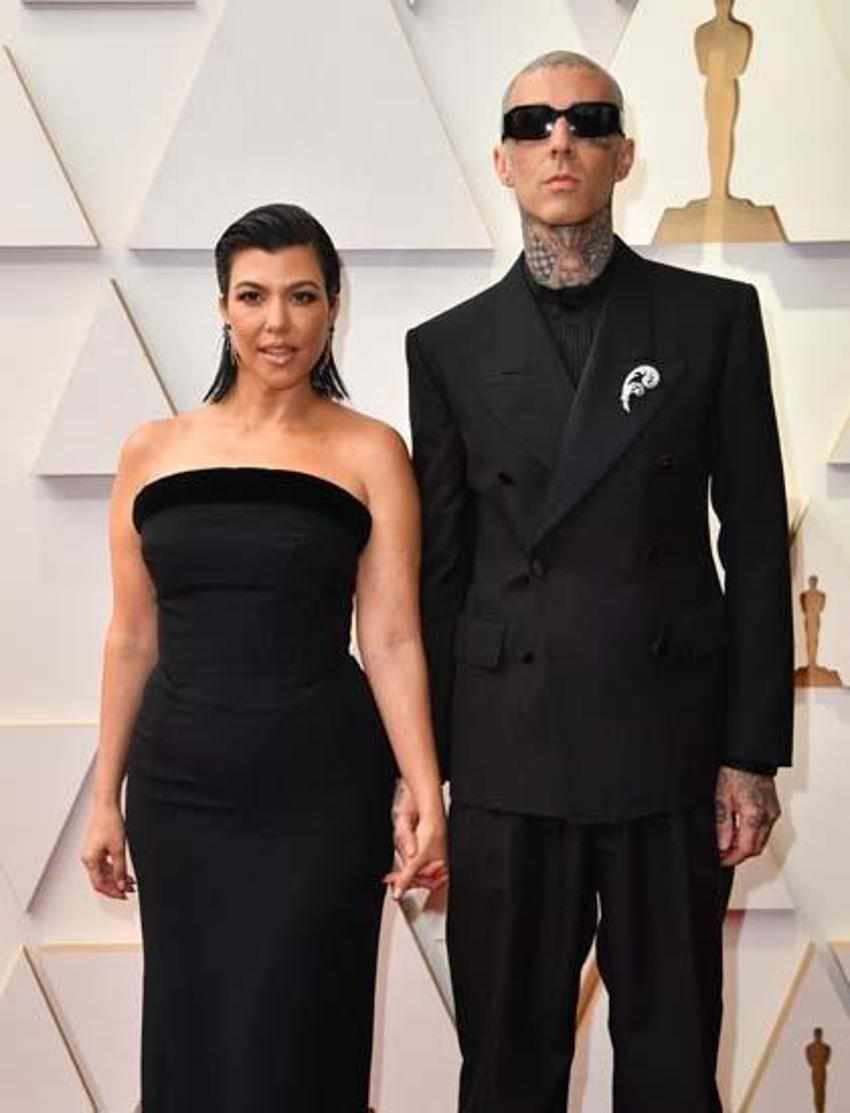 Kourtney Kardashian ve Travis Barker kırmızı halıya damga vuran isimlerdendi! Romantik anlar...