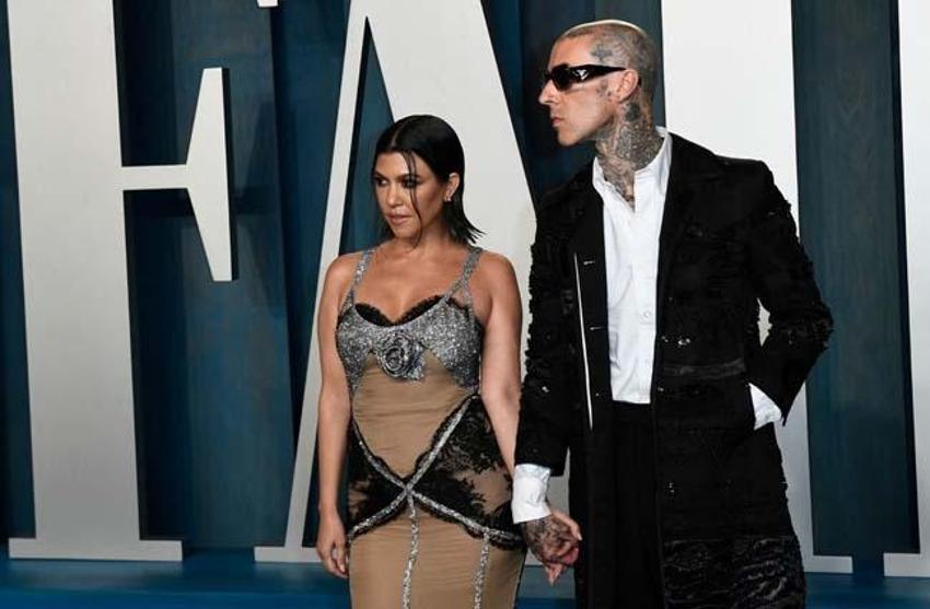 Kourtney Kardashian ve Travis Barker kırmızı halıya damga vuran isimlerdendi! Romantik anlar...