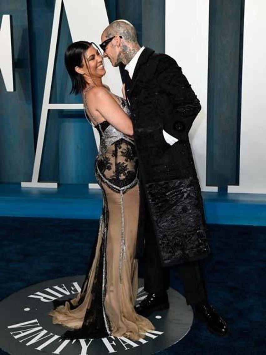 Kourtney Kardashian ve Travis Barker kırmızı halıya damga vuran isimlerdendi! Romantik anlar...