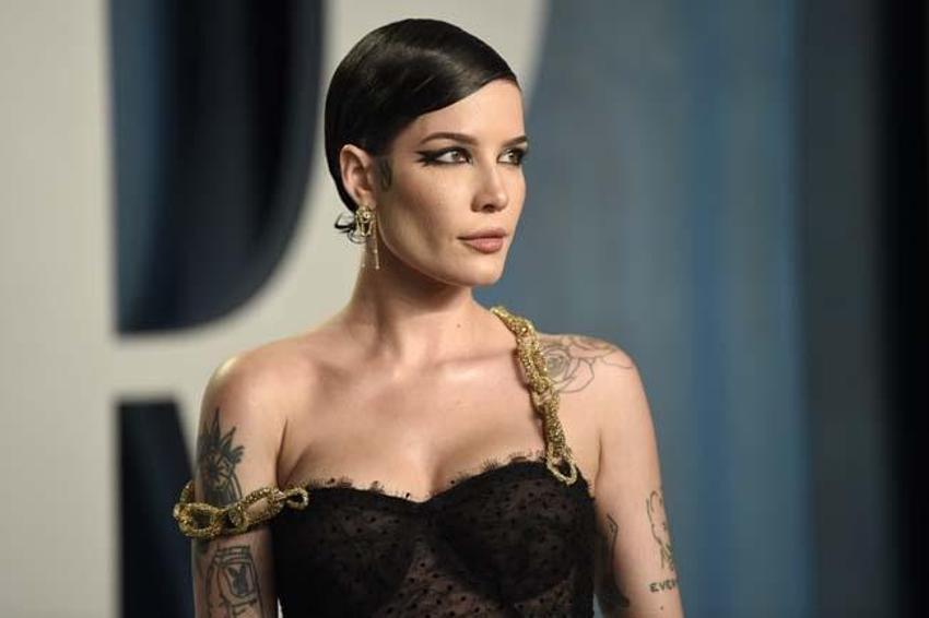 Halsey, Oscar'a Türk sevgilisi Alev Aydın ile katıldı! İddialı tarzıyla göz kamaştırdı...