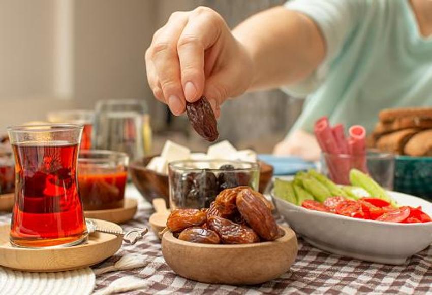 Aç ve susuz kalmamak için iftar ve sahurda ne yemeliyiz