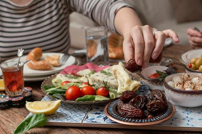 Aç ve susuz kalmamak için iftar ve sahurda ne yemeliyiz