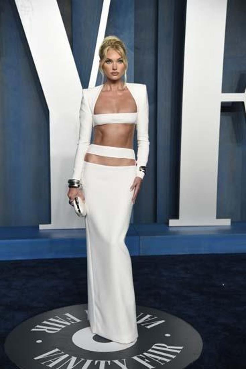 Elsa Hosk, beyaz elbisesiyle büyüledi!