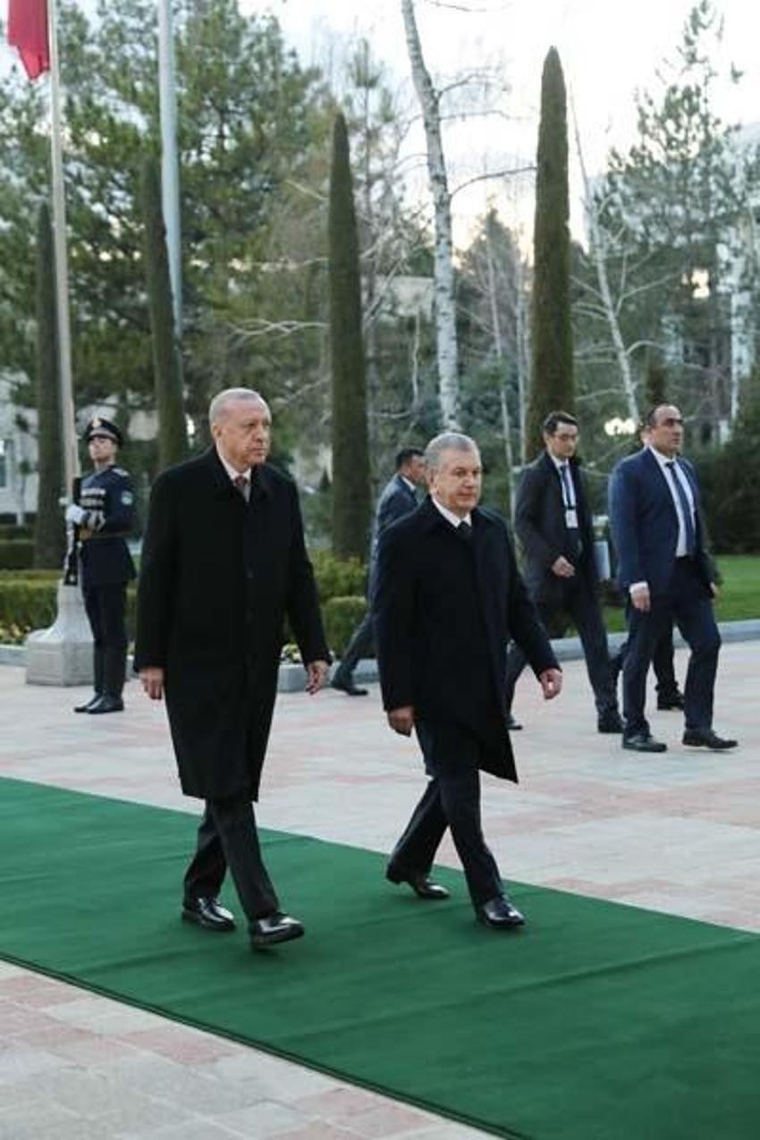 Cumhurbaşkanı Erdoğan, Özbekistan’da resmi törenle karşılandı