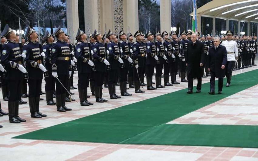 Cumhurbaşkanı Erdoğan, Özbekistan’da resmi törenle karşılandı