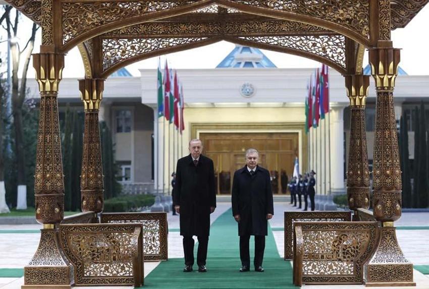 Cumhurbaşkanı Erdoğan, Özbekistan’da resmi törenle karşılandı