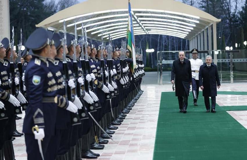 Cumhurbaşkanı Erdoğan, Özbekistan’da resmi törenle karşılandı