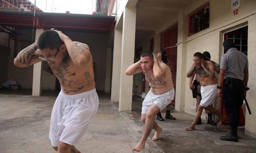 Dünya bu görüntüleri konuşuyor! El Salvador Cumhurbaşkanı Nayib Bukele'den şaşırtan rest: Öldürmeyi bırakın yoksa bedelini onlar öder!