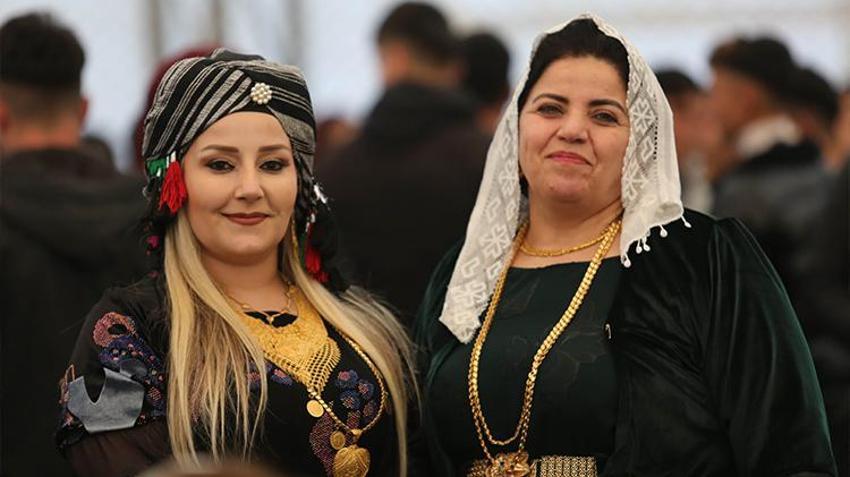 Kar yağışı altında 2 gün 2 gece aşiret düğünü! Takılar şaşkına çevirdi, binlerce lira ve altınlar...