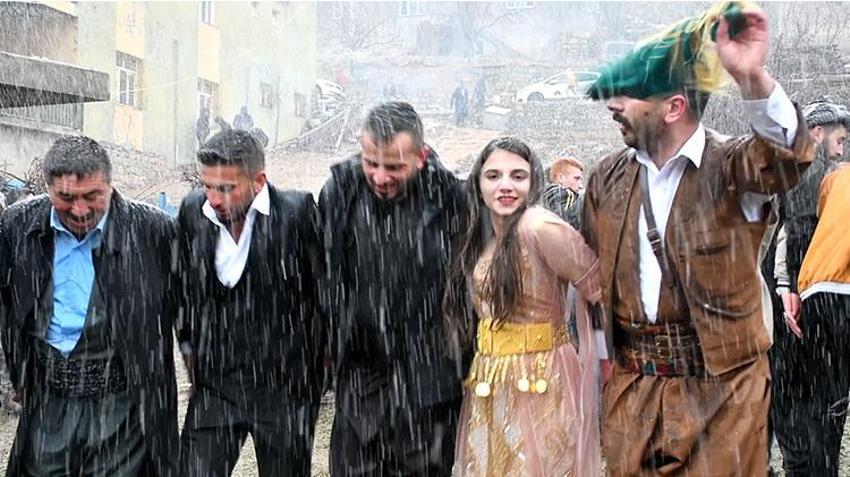 Kar yağışı altında 2 gün 2 gece aşiret düğünü! Takılar şaşkına çevirdi, binlerce lira ve altınlar...