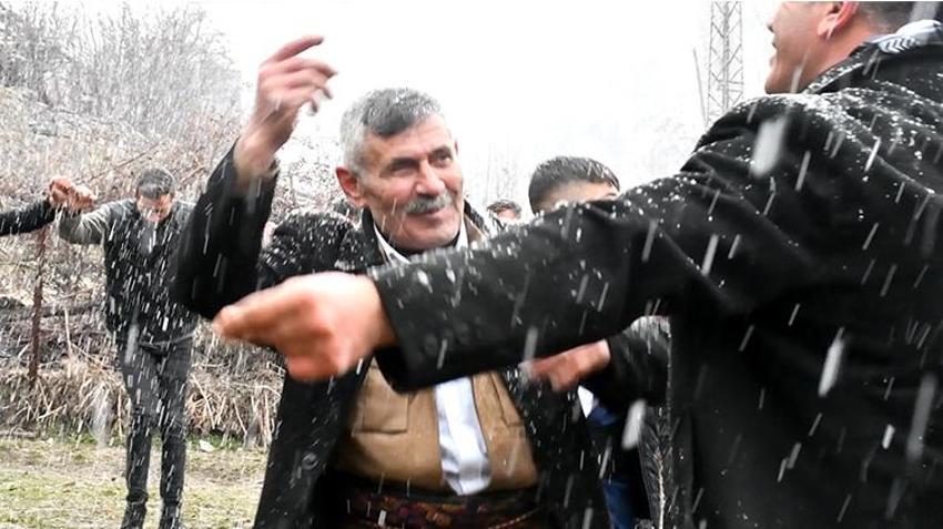 Kar yağışı altında 2 gün 2 gece aşiret düğünü! Takılar şaşkına çevirdi, binlerce lira ve altınlar...