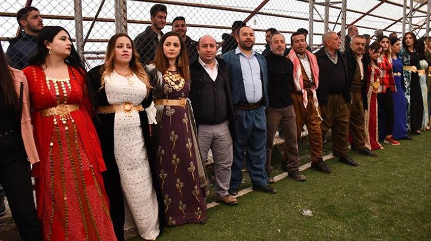 Kar yağışı altında 2 gün 2 gece aşiret düğünü! Takılar şaşkına çevirdi, binlerce lira ve altınlar...