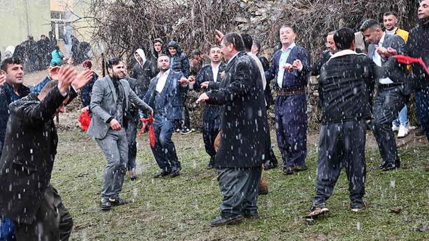 Kar yağışı altında 2 gün 2 gece aşiret düğünü! Takılar şaşkına çevirdi, binlerce lira ve altınlar...