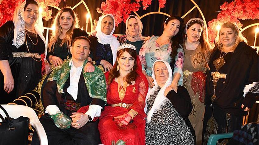 Kar yağışı altında 2 gün 2 gece aşiret düğünü! Takılar şaşkına çevirdi, binlerce lira ve altınlar...