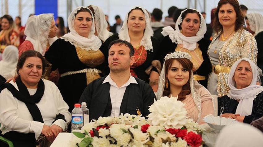 Kar yağışı altında 2 gün 2 gece aşiret düğünü! Takılar şaşkına çevirdi, binlerce lira ve altınlar...